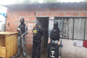 ELLITORAL_363134 |  El Litoral Uno de los procedimientos se concretó en barrio Transporte, donde fue localizado un joven que está implicado en un homicidio.