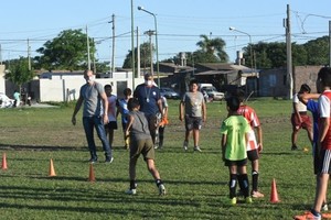 Gentileza. Recuperar vínculos pedagógicos en el verano es uno de los objetivos de este programa que conducen profesores de educación física.