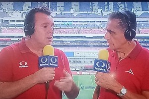 ELLITORAL_296925 |  Gentileza Comentarista de radio y TV  Me invitaron a una transmisión, alguien no podía ir. Le gusté a un directivo de Televisa y me dijo que me quede. Primero fue Televisa Deportes y ahora en Televisa Monterrey , dice el  Zurdo . Está de lunes a viernes en  Pasión Futbolera  y los lunes por Face. Además, hace radio de lunes a viernes al mediodía en  Antidoping  con dos argentinos más.