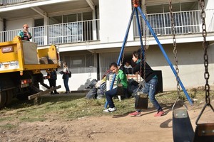 Flavio Raina Mientras los más chicos se divierten en los flamantes juegos, los grandes se encargan de la mudanza a sus nuevos hogares.