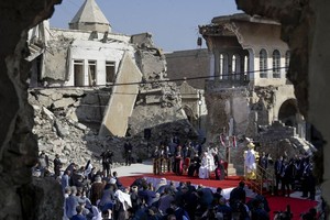 ELLITORAL_363460 |  Internet El Papa Francisco rezando por las víctimas de la guerra en una Iglesia en ruinas en Mosul.