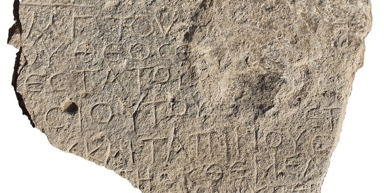 Descubren una inscripción en piedra de hace 1.500 años con el texto "Cristo, nacido de María"