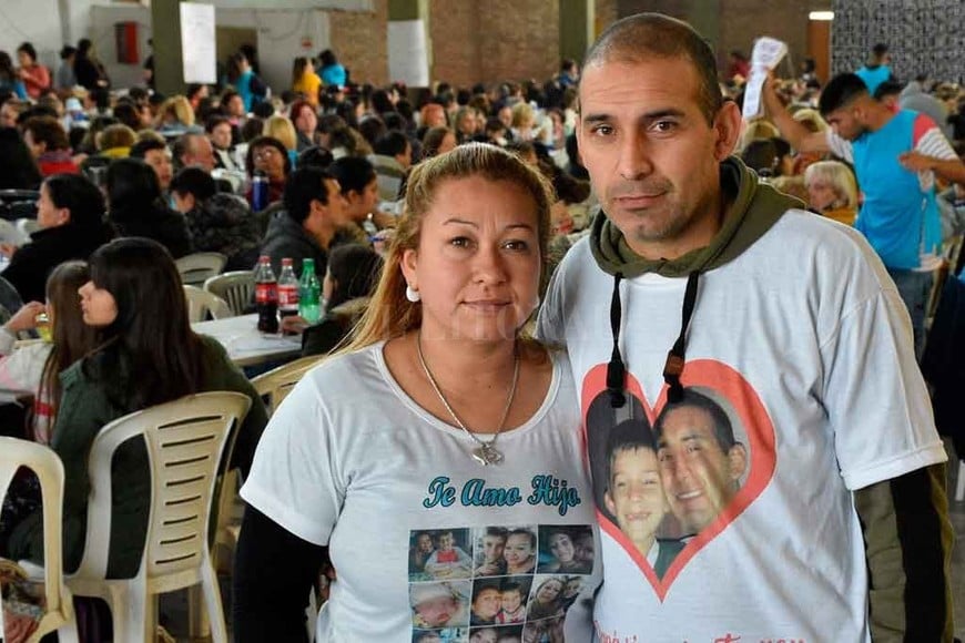 ELLITORAL_252547 |  Luis Cetraro Mamá y papá. Gisela Colman y Walter Sueldo, durante el te-bingo solidario que realizaron el sábado en Don Bosco.