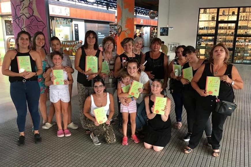 ELLITORAL_304840 |  Gentileza Las autoras de Bustinza, Cañada de Gómez, Cañada Rosquín y Godoy recibieron su ejemplar del libro que, con sus recetas, ayudaron a construir.