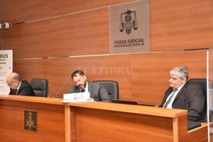 ELLITORAL_366218 |  Flavio Raina La sentencia la dieron a conocer los jueces Pablo Busaniche, Rodolfo Mingarini -presidente ? y Jorge Patrizi (de izq a der).
