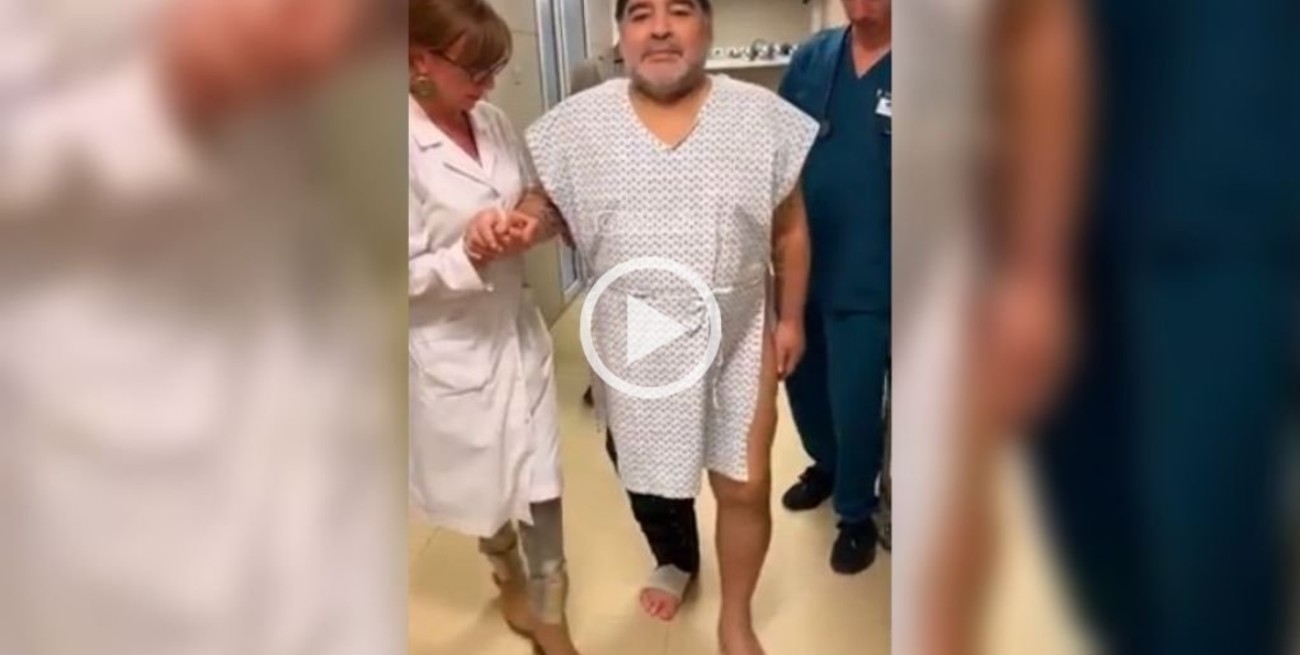 Video: Maradona volvió a caminar luego de la operación en la rodilla derecha