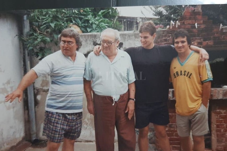 ELLITORAL_313506 |  Gentileza Cristian Favre Del Álbum Familiar Los Favre posando en uno de esos tantos momentos familiares que quedaron guardados:  Corcho , su padre  Chano , su hijo Cristian ?que jugó en Unión y Colón? y su hermano  Tito , que vive en Santa Fe. A los 70 años, luego de pelearla muchísimo (fueron siete ACV) con un final tristísimo, el tipo de la pegada  maradoniana  se fue a patear tiros libres al Cielo.