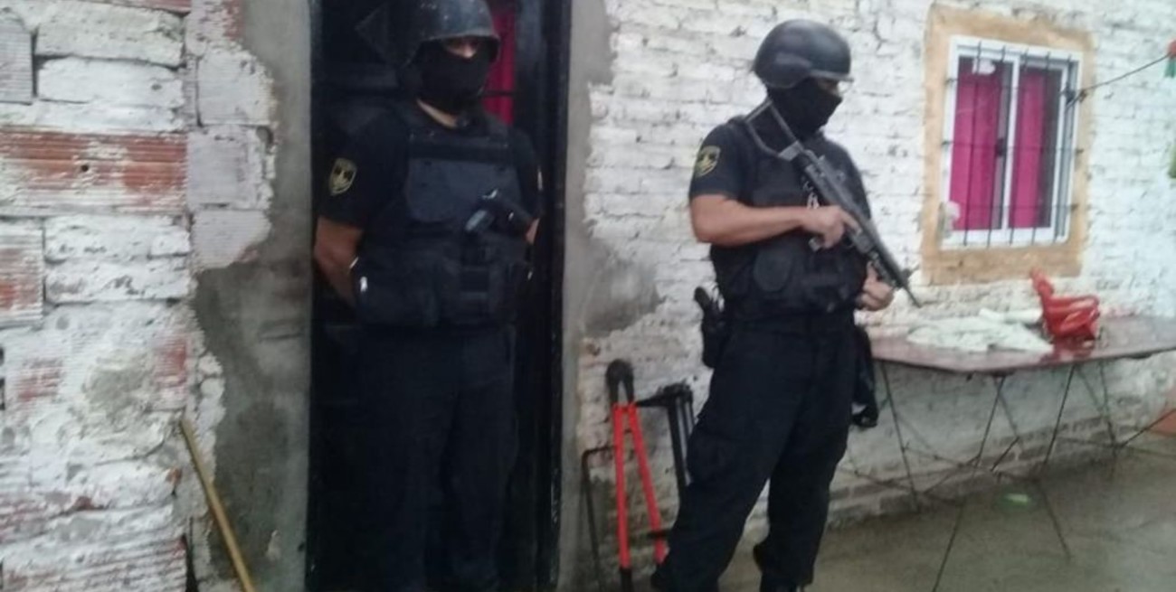 Allanamientos y detenciones en barrio El Chaparral