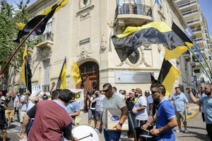 Marcelo Manera El lamentable hecho ocurrió durante una protesta de taxistas de Rosario, realizada frente al Concejo Municipal, contra la aplicación internacional Uber.