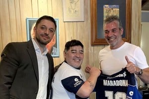 ELLITORAL_362417 |  Archivo El Litoral Morla y Maradona con el presidente de Gimnasia LP, Gabriel Pellegrino.