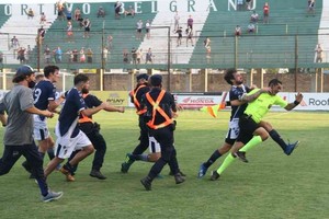 Marcelo Miño El partido terminó de la peor manera: con incidentes producto de la impotencia por el mal arbitraje.