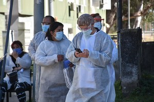 ELLITORAL_363823 |  Flavio Raina Los equipos de protección personal, habituales en toda actividad sanitaria, se volvieron imprescindibles para dar cada paso en la gestión de la pandemia.