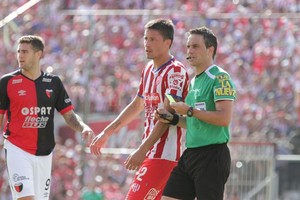 ELLITORAL_264849 |  Manuel Fabatia El hijo del  Pichi   Eran charlas muy futboleras las que tenía con mi viejo. Ahora, a la distancia, me veo muy irreverente. Recién empezaba el curso, tenía 20 años, y veíamos un partido y él decía  no fue nada . Y yo lo contradecía:  Fue falta . Tenía razón él. Me explicaba y argumentaba de tal manera que fui aprendiendo mucho , dice el juez de Unión-Colón.