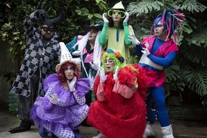 Gentileza Claudio Branda En la aldea de Amapola, Fermín, Alma y René todo es alegría y buen humor. Pero se ven amenazados por dos duendes que planean robarles su energía y su alegría.