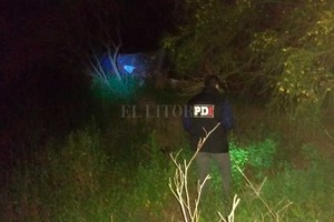 ELLITORAL_274302 |  El Litoral Personal policial inspecciona el descampado donde fue hallado el cuerpo de Candotti