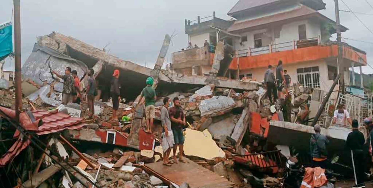 Un sismo de magnitud 6.2 en Indonesia dejó al menos 35 muertos y cientos de heridos