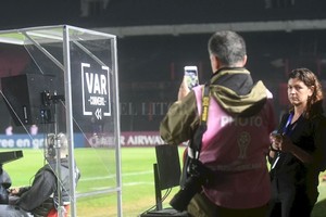 ELLITORAL_253904 |  José Almeida El VAR ubicado entre los dos bancos de suplentes, a la vera del campo de juego, no fue utilizado por Ostojich en ningún momento.