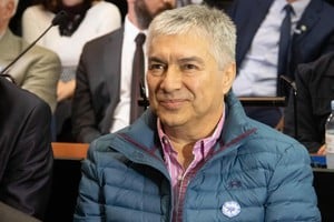 ELLITORAL_358762 |  Archivo NOTICIAS ARGENTINAS BAIRES 
FEBRERO 24: ARCHIVO-El 
Tribunal Oral Federal 4 
condenÃ³ hoy a 12 aÃ±os de 
prisiÃ³n al empresario LÃ¡zaro 
BÃ¡ez por el delito de lavado 
de dinero a travÃ©s de la 
financiera SGI, conocida como 
\"La Rosadita\".
Foto NA: JUAN VARGAS