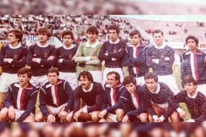 Gentileza Un día histórico e inolvidable. Leopoldo Jacinto Luque en el plantel de La Salle que minutos después se enfrentó a Unión en el 15 de Abril. Arriba, de izquierda a derecha: Micocci, Oliva, Lombardo, Meissner, Martini, Cetta, De Iriondo y Cabrera. Abajo: Lértora, Rivas, Leopoldo Jacinto Luque, Salor, Delfor, Somaglia y Tuosto. Completaron el plantel y luego jugaron: Jorge Degano, Rubén Fabini, César Rodriguez y Nano Neira. Director técnico: Oscar Aguirre.: