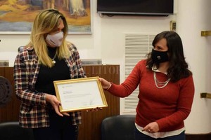 El Litoral Unánime reconocimiento en el Concejo. Con un proyecto de la concejala Laura Mondino (Santa Fe Puede Más, FPCyS) y por unanimidad, se reconoció la lucha de Narela Alejandra Gómez por ingresar a la carrera de Policía de Santa Fe.  Vivimos en una sociedad en la que el 91 por ciento del colectivo trans no tiene trabajo registrado y el 82 por ciento tiene dificultades para acceder a un empleo formal por culpa de la discriminación por identidad de género. En este marco, todos los avances que se hagan en materia de derechos son importantes , reflexionó Mondino.  La iniciativa fue agradecida por Narela Gómez, quien expresó:  Hoy me toca a mí, pero sé que esto es una puerta para un montón de personas que luchan por ser lo que desean ser . En el acto estuvieron presentes el presidente del Concejo, Leandro González; la subdirectora de Ampliación de Derechos de la Secretaría de Mujeres y Disidencias de la Municipalidad, María Florencia Costa y los concejales Laura Spina, Valeria López Delzar y Lucas Simoniello (Frente Progresista Cívico y Social), Federico Fulini (PJ) y Guillermo Jerez (Barrio 88).