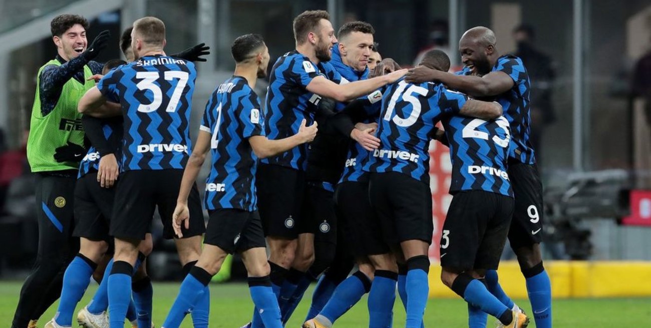 En tiempo de descuento, Inter le ganó el clásico a Milan y avanzó a las semifinales de Copa Italia