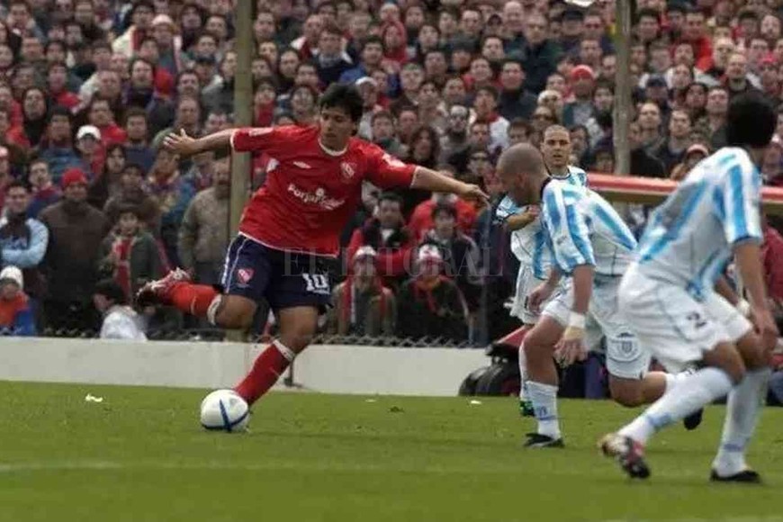 ELLITORAL_325007 |  Archivo Ese día un juvenil Agüero  bailó  a la defensa de Racing y se convirtió en ídolo.