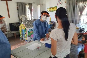 ELLITORAL_354834 |  Gentileza Érica Rodríguez Relevamiento. Empezó en El Chaparral y luego seguirá en otros barrios de Santo Tomé. Está basado en tres variables: estado nutricional, estado enteroparasitológico y condiciones socioambientales.