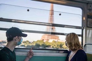 ELLITORAL_302690 |  EFE Viajeros miran la Torre Eiffel en París.