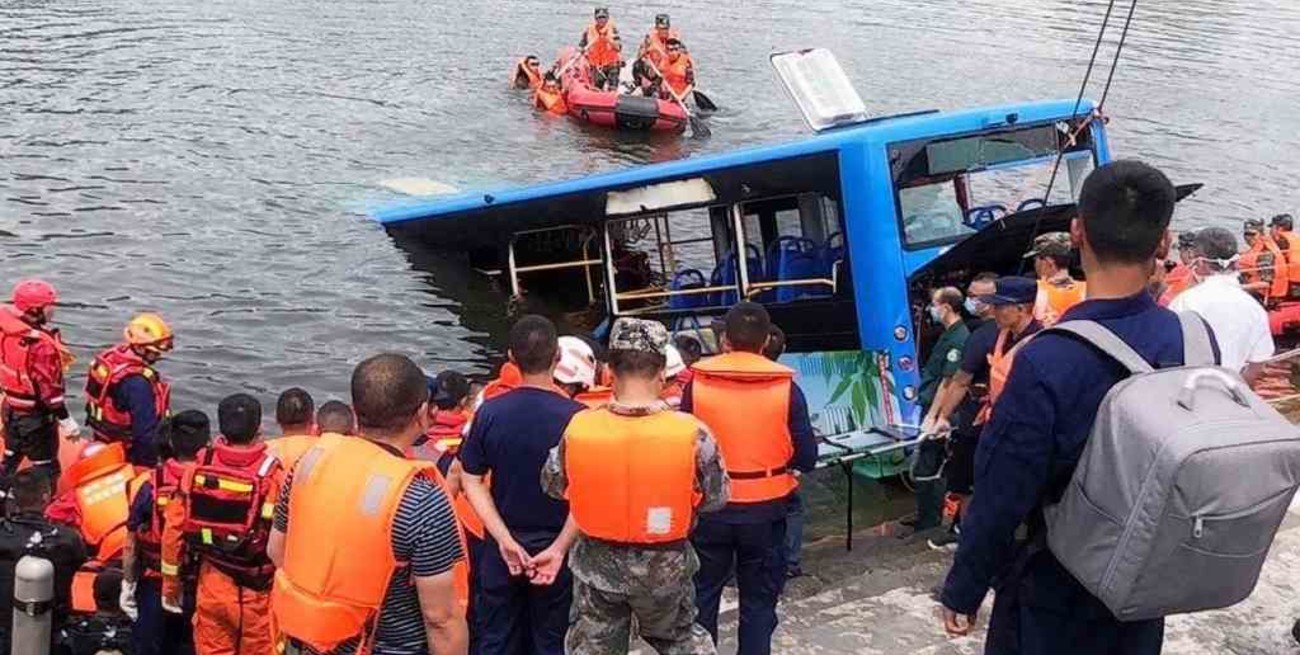 Más de 20 muertos al caer un autobús con estudiantes a un embalse en China
