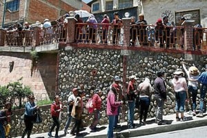 ELLITORAL_272173 |  Gentileza Los bloqueos desabastecen La Paz y provocan largas filas para conseguir productos.