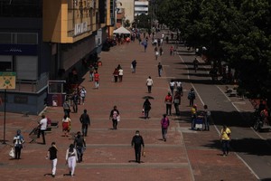 ELLITORAL_348530 |  Xinhua/Jhon Paz (210105) -- BOGOTA, 5 enero, 2021 (Xinhua) -- Personas caminan por una calle, en Bogotá, Colombia, el 5 de enero de 2021. (Xinhua/Jhon Paz) (jhp) (ah) (ra) (vf)
