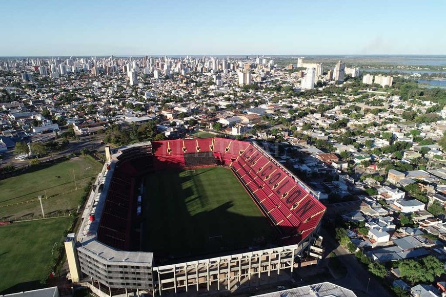 ELLITORAL_312666 |  Fernando Nicola (Drone) Así luce la cancha en la actualidad. Con la segunda bandeja en la tribuna Sur.