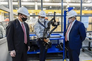ELLITORAL_353534 |  Telam El presidente Alberto Fernández visitó la empresa autopartista metalúrgica Maro SA, en Baradero, que a través de una inversión conjunta con Volkswagen de más de 9 millones de dólares comenzará este año a fabricar las líneas de soldadura robotizada para la nueva Volkswagen Taos.