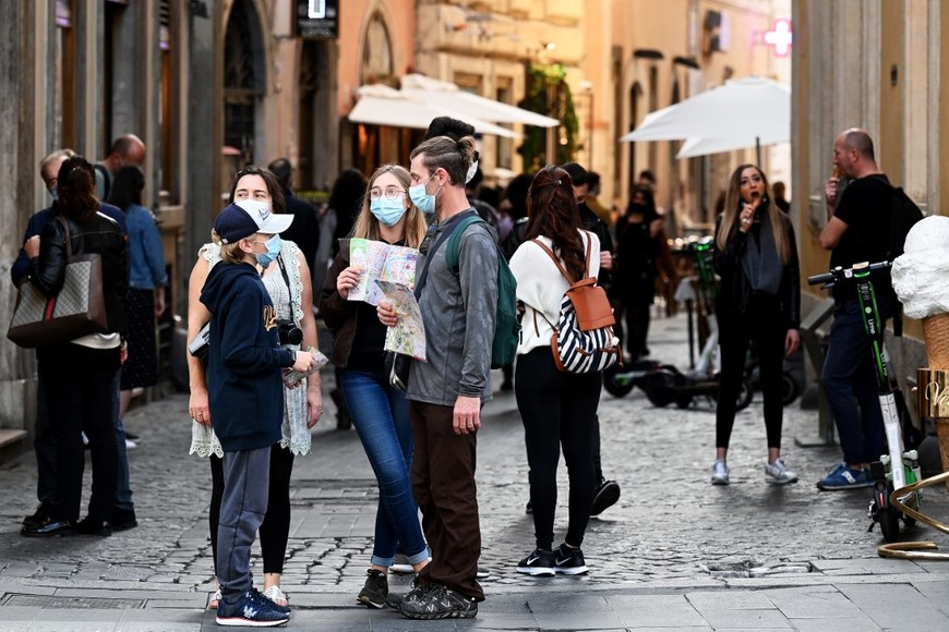 ELLITORAL_348186 |  Imagen ilustrativa Citizens and tourists wearing protective masks walk in downtown Rome, on October 25, 2020, as the country faces a second wave of infections to the Covid-19 (the novel coronavirus). - Italy's Prime Minister Giuseppe Conte tightened nationwide coronavirus restrictions on October 25, 2020 after the country registered a record number of new cases, despite opposition from regional heads and street protests over curfews. Cinemas, theatres, gyms and swimming pools must all close under the new rules, which come into force on October 26, 2020 and run until November 24, while restaurants and bars will stop serving at 6pm, the prime minister's office said. (Photo by Vincenzo PINTO / AFP)