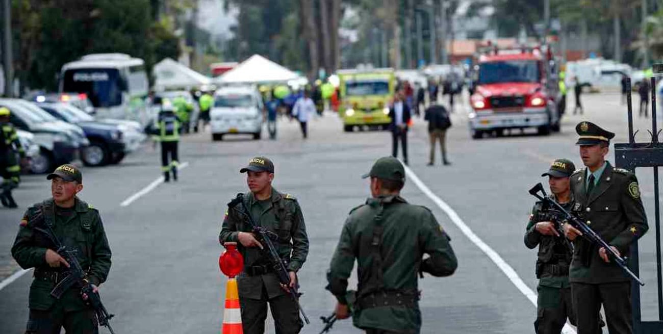 Tres policías mueren al estallar varios explosivos en una comisaría en Colombia