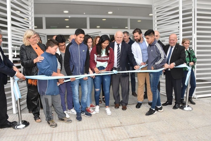 ELLITORAL_268833 |  Flavio Raina Este secundario es uno de los colegios nuevos de la provincia, y es parte de un esfuerzo enorme que venimos haciendo para construir un proyecto educativo , afirmó el gobernador.