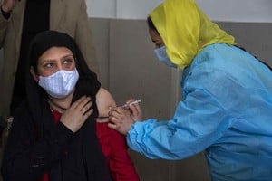 Gentileza Una mujer recibe la vacuna contra la COVID-19 en un centro de salud primaria, en Srinagar, capital de verano de Cachemira, administrada parcialmente por India, en medio de un marcado incremento de contagios en el país.