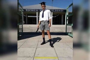 ELLITORAL_343645 |  Gentileza Luis asistió al acto de graduación de su escuela vistiendo camisa, pollera, medias y zapatos, el uniforme comúnmente asignado a las mujeres.