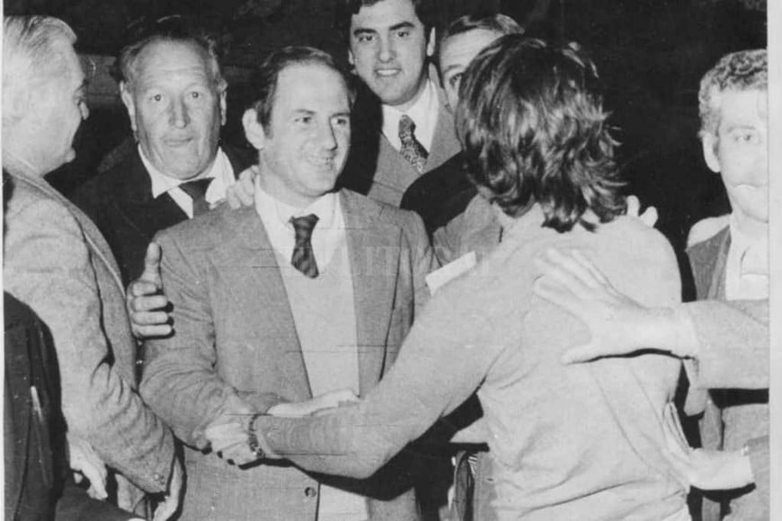 ELLITORAL_323006 |  El Litoral Consumada la amplia victoria, el festejo de Marcolín con sus jóvenes 34 años.