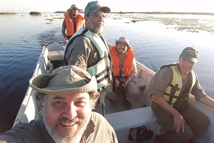 ELLITORAL_309333 |  Gentileza Selfie. Quien toma este registro fotográfico es el entrevistado, Giraudo, junto a un equipo de gente, en su hábitat, los Esteros del Iberá, Corrientes.