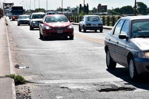 ELLITORAL_250159 |  Luis Cetraro Anhelo.Las obras sobre el puente Carretero,son motivo de reclamos por parte de los más de 40 mil habitantes que lo transitan a diario.