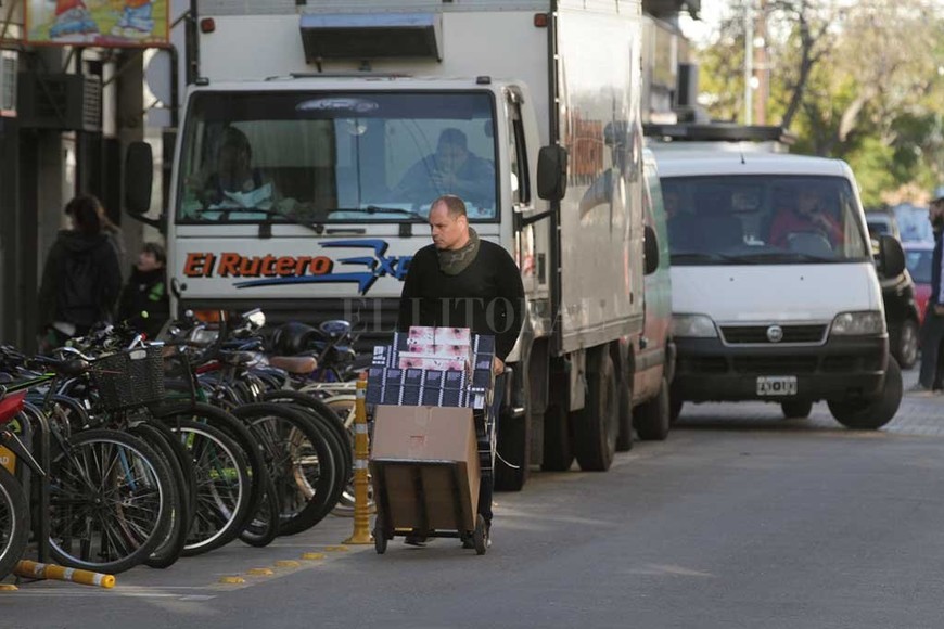 ELLITORAL_259713 |  Pablo Aguirre Poco lugar. La incorporación de los bicicleteros les restó espacio a los camiones de carga y descarga.