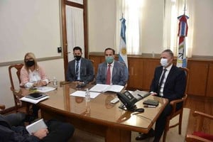 ELLITORAL_365632 |  Flavio Raina Del encuentro participaron los directores de las OGJ Gisela Sancovich y José Luis Longo Gasser (en los extremos) y los jueces penales Rodolfo Mingarini y Alejandro Tizón (de izq. a der.)