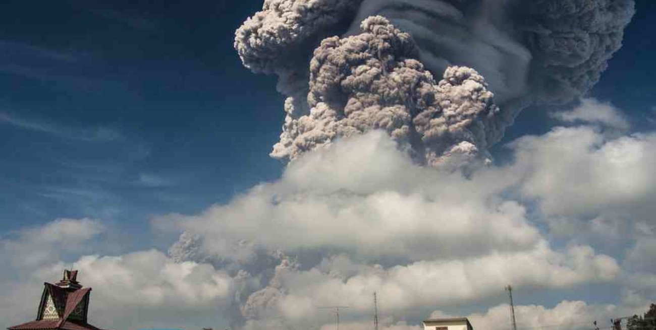 Miles evacuados en Indonesia por la erupción del volcán Ili Lewotolok