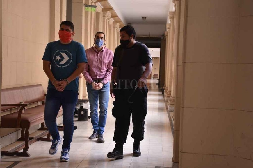 ELLITORAL_358021 |  Archivo/Manuel Fabatía Juan Pablo Rivero (42) de camisa rosa y barbijo celeste, fue el único condenado por el homicidio.