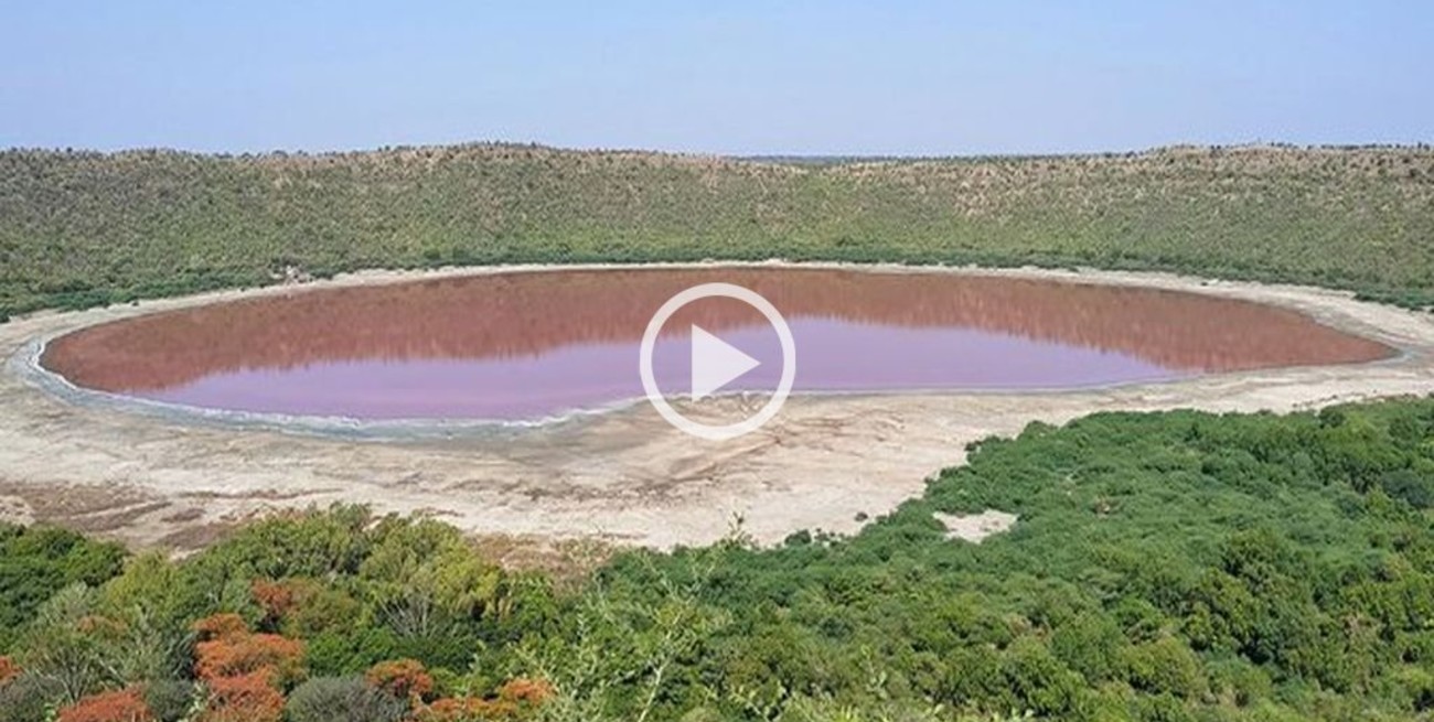 Video: preocupación en India por el repentino cambio de color del Lago Lonar