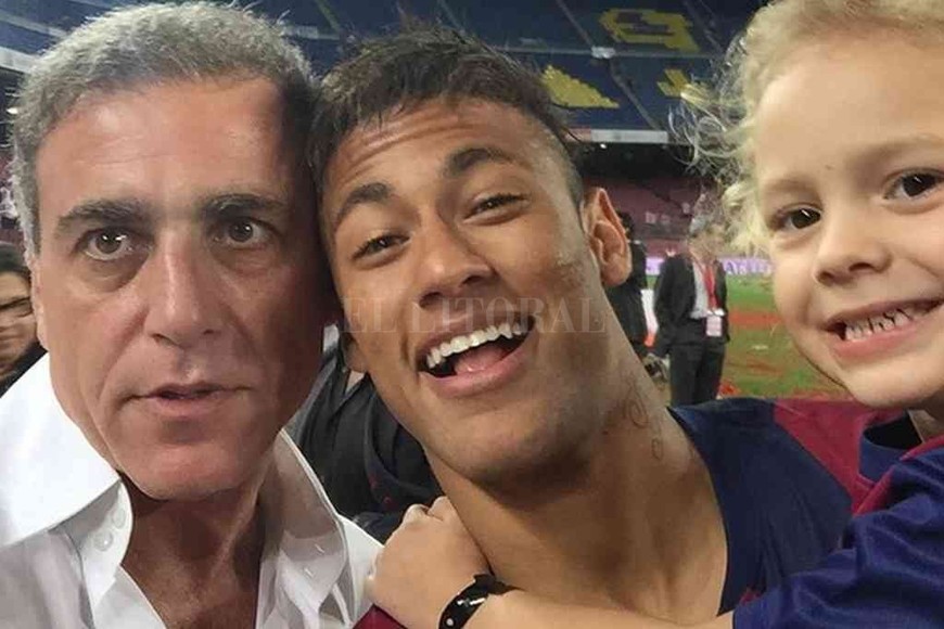 ELLITORAL_363718 |  Gentileza El  otro  padre de Neymar. La imagen de Andre Cury, Neymar y su hijo en el propio Nou Camp de Barcelona. El ojeador del  Barsa  y descubridor de Ney, dice que volverá con Laporta el brasilero se irá de PSG a jugar con Messi en la ciudad condal.