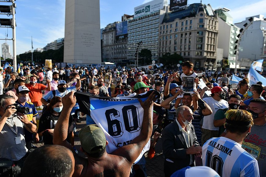 ELLITORAL_361920 |  JUAN VARGAS NOTICIAS ARGENTINAS BAIRES 
MARZO 10: Simpatizantes de 
Diego Maradona realizan una 
protesta reclamando se 
investigue la muerte del 
futbolista.
Foto NA: JUAN VARGAS