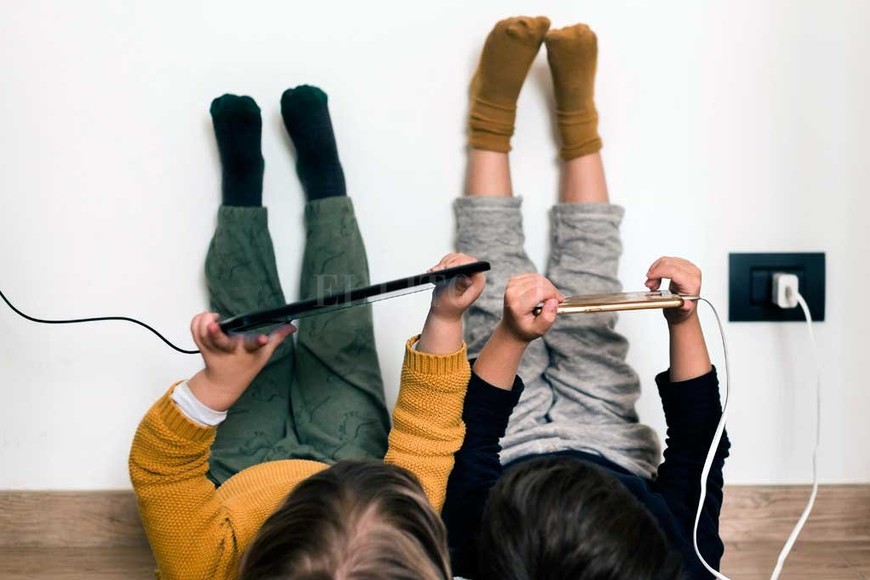 ELLITORAL_353430 |  El Litoral La sobre exposición a los dispositivos y contenidos audiovisuales disponibles en Internet, trae aparejada una sobre estimulación que desencadena ansiedad, tensión, intranquilidad, urgencia, poca tolerancia a la frustración, explicó una especialista.