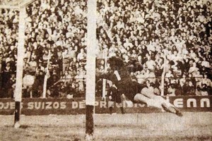 ELLITORAL_326710 |  Archivo El momento en el que la pelota ingresa en el arco de Burtovoy, después del impecable zurdazo de Iman. De fondo, la hinchada de Colón, que en ese momento se ubicaba en la tribuna de madera que estaba ubicada sobre Cándido Pujato.
